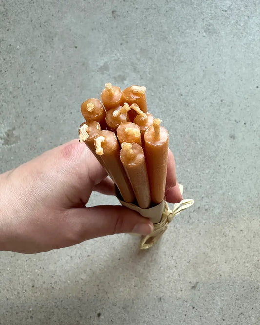 Nätta och tunna bivaxljus i bunt.