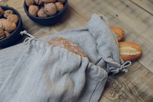 Två stycken brödpåsar i naturell linne till surdeg och långa baguetter. 