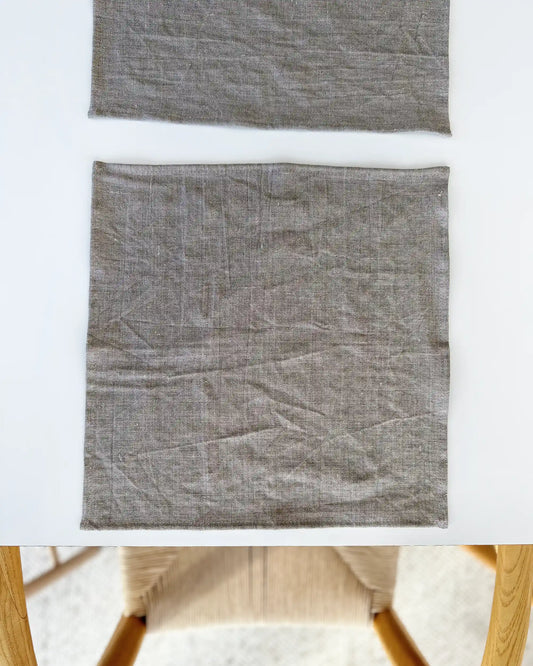 Ett handsytt kvadratiskt bordsunderlägg i stentvättat linne. 