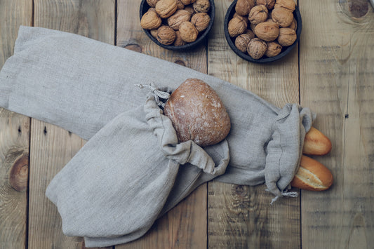Brödpåsar olika storlekar i naturell linne färg. Brödpåsarna har ett smalt band för kunna öppna och stänga. I brödpåsen ligger det surdegsbröd och baguetter.  