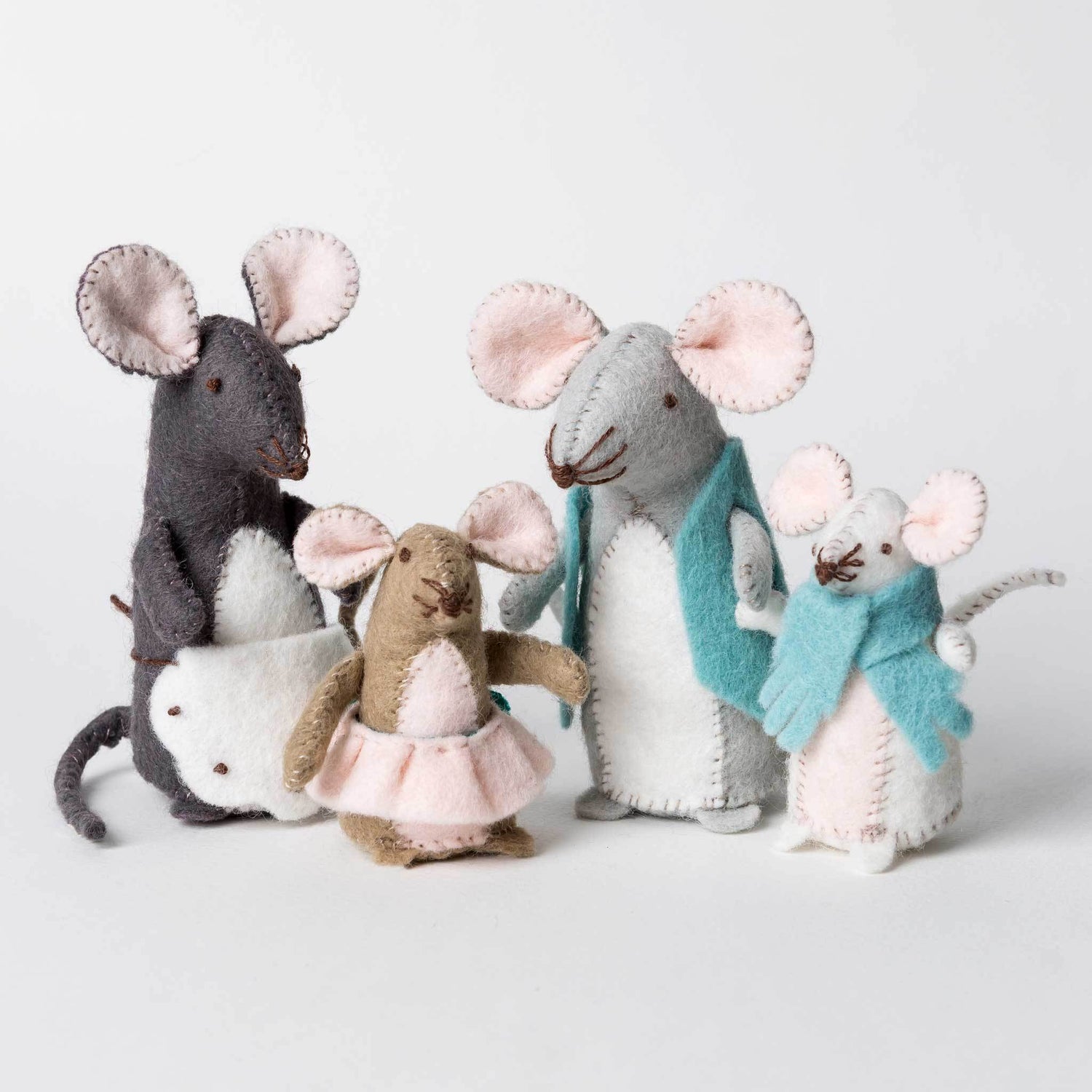 En musfamilj på fyra möss står bredvid varandra i ullfilt med olika kläder i blått och rosa. 