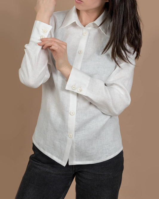 En handsydd klassisk vit skjorta i linne med knappar. 