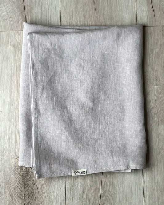 Ljusgrå kvadratisk badhandduk i miljövänligt linnetyg.