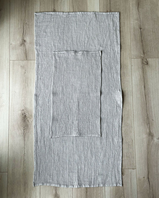 Två grå linnehanddukar med våfflad struktur ligger ovanpå varandra