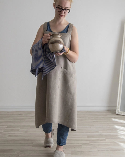 Ett handsytt förkläde i 100% naturell linne med ficka.