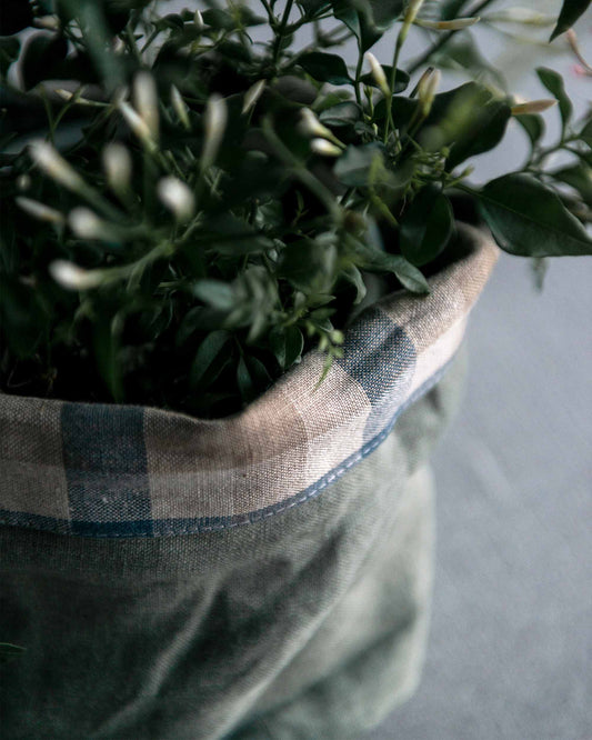 En handsydd tygkruka i linne.