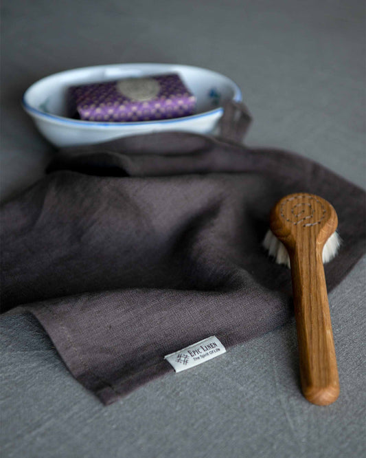 Liten kvadratisk tvättlapp i brunt miljövänligt linnetyg.