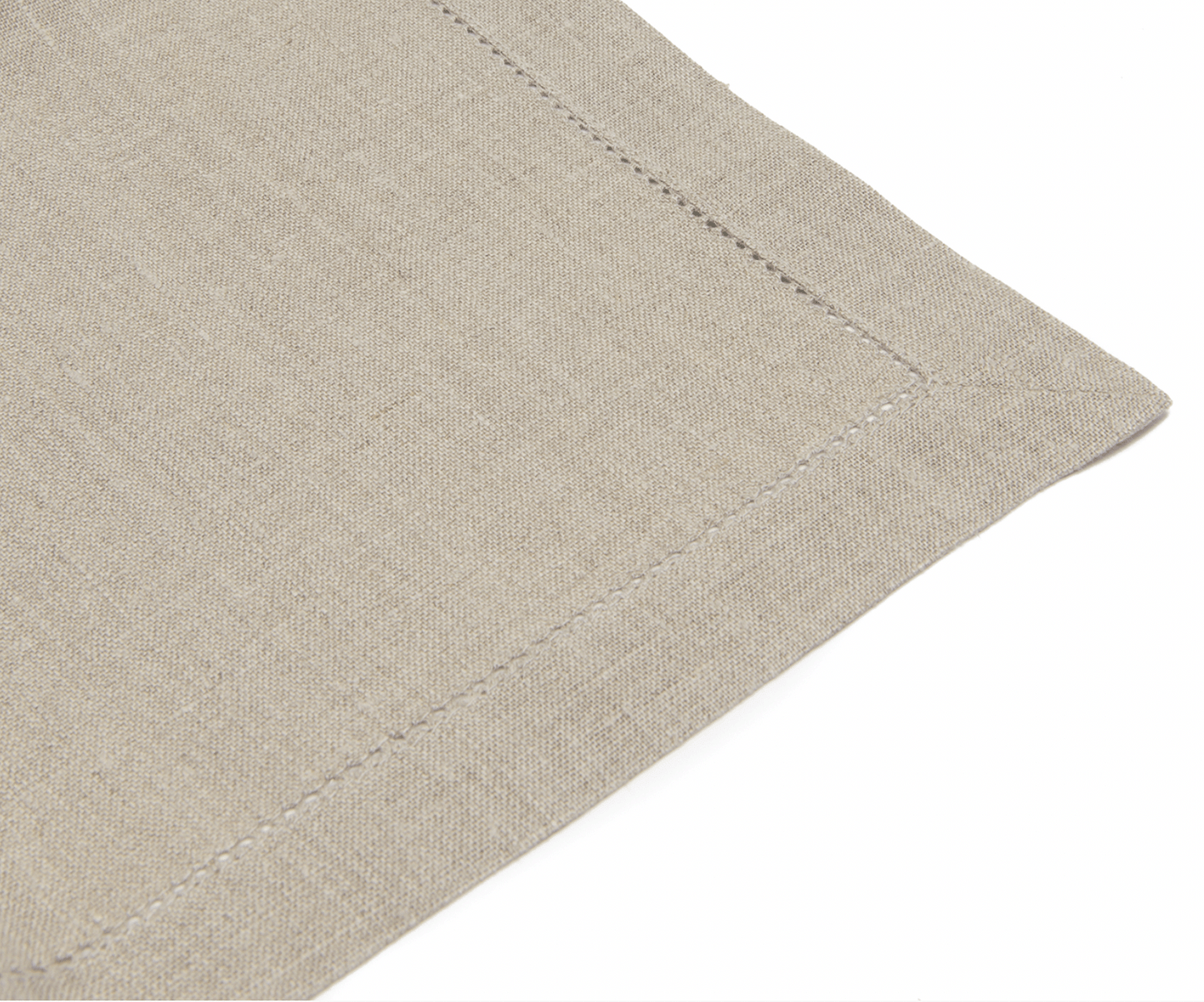 En beige linneservett med hålsöm.