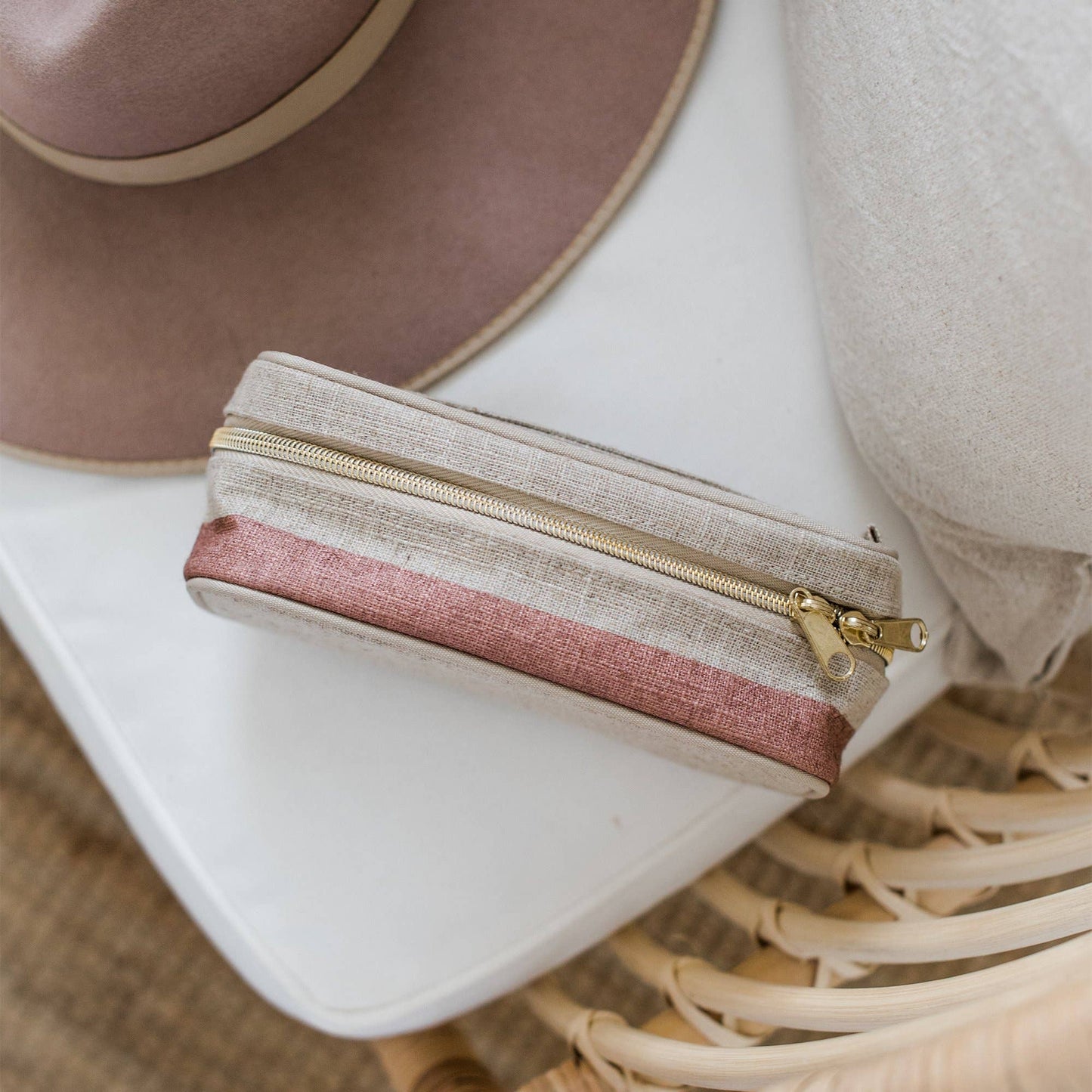 En handsydd beige necessär i linne med dragkedja.