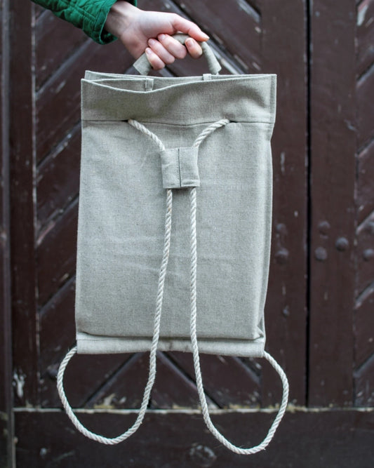 Handsydd ryggsäck med band i 100% linne.