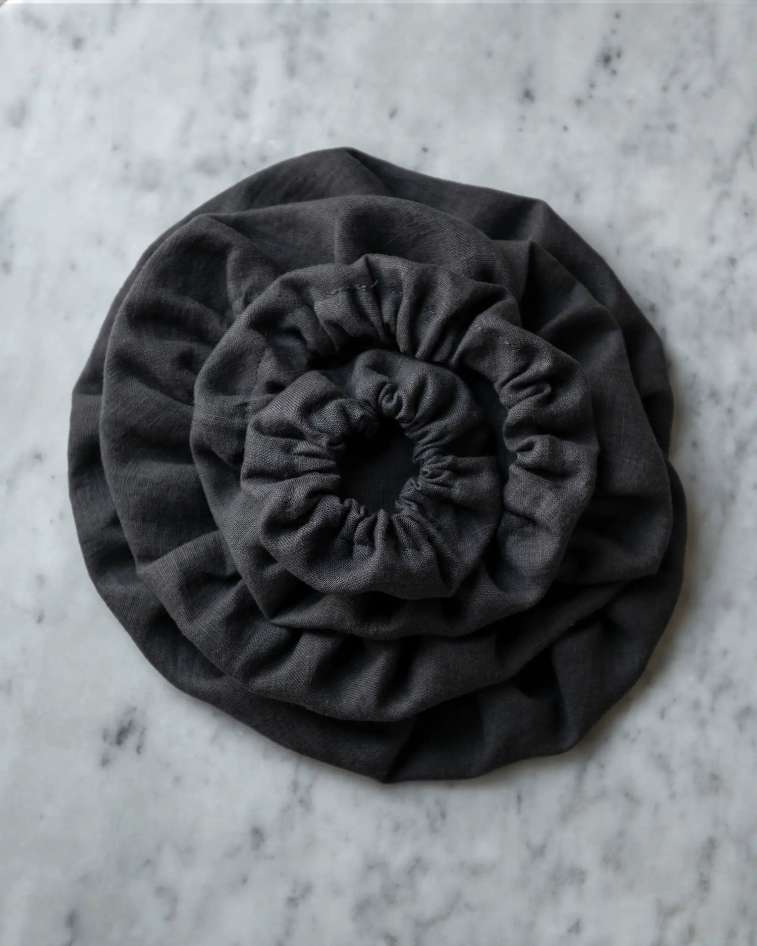 Handsydda skålöverdrag i 100% mörkgrå linne i olika storlekar. 