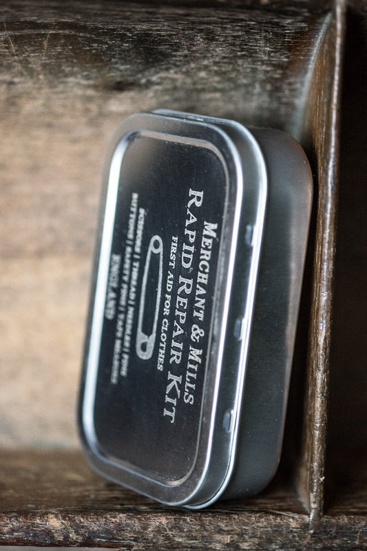 Litet sykit i silvrig metallask som lutar mot en träskiva.