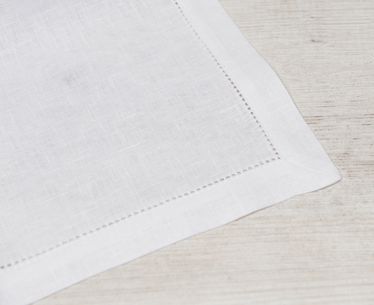 Vit linneservett med hålsöm.