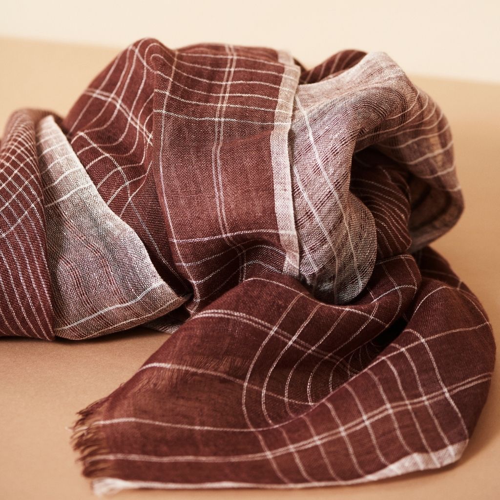 En handvävd sjal i brun.