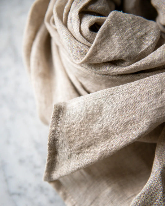 Beige sjal som visar subtil linnestruktur