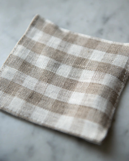 Handsytt bordsskydd i rutigt linne.