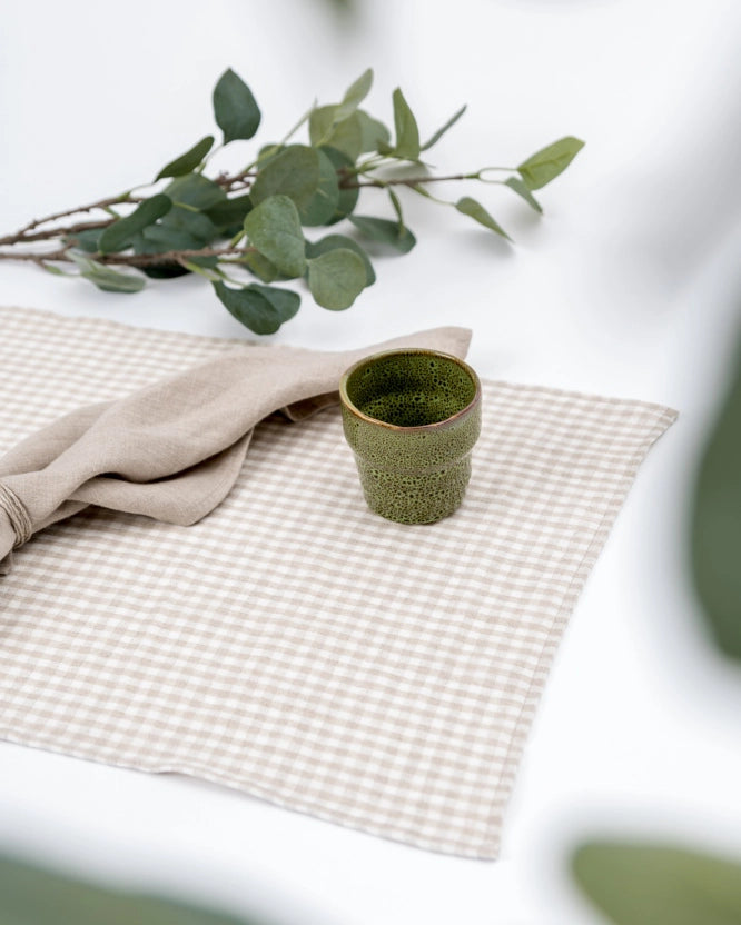 En handsydd bordstablett i 100% linne