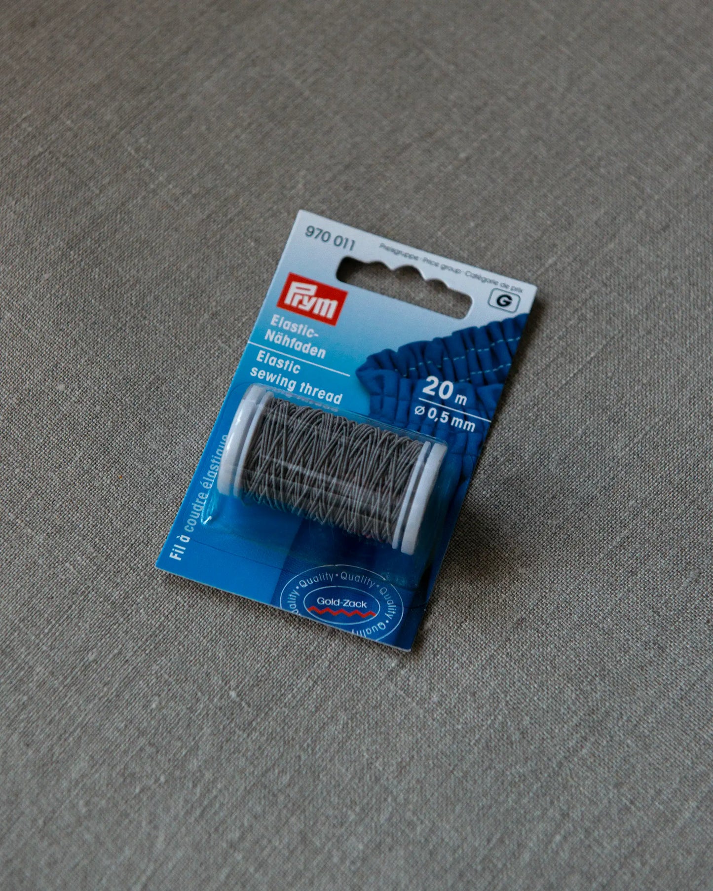 Grå resårtråd på rulle.