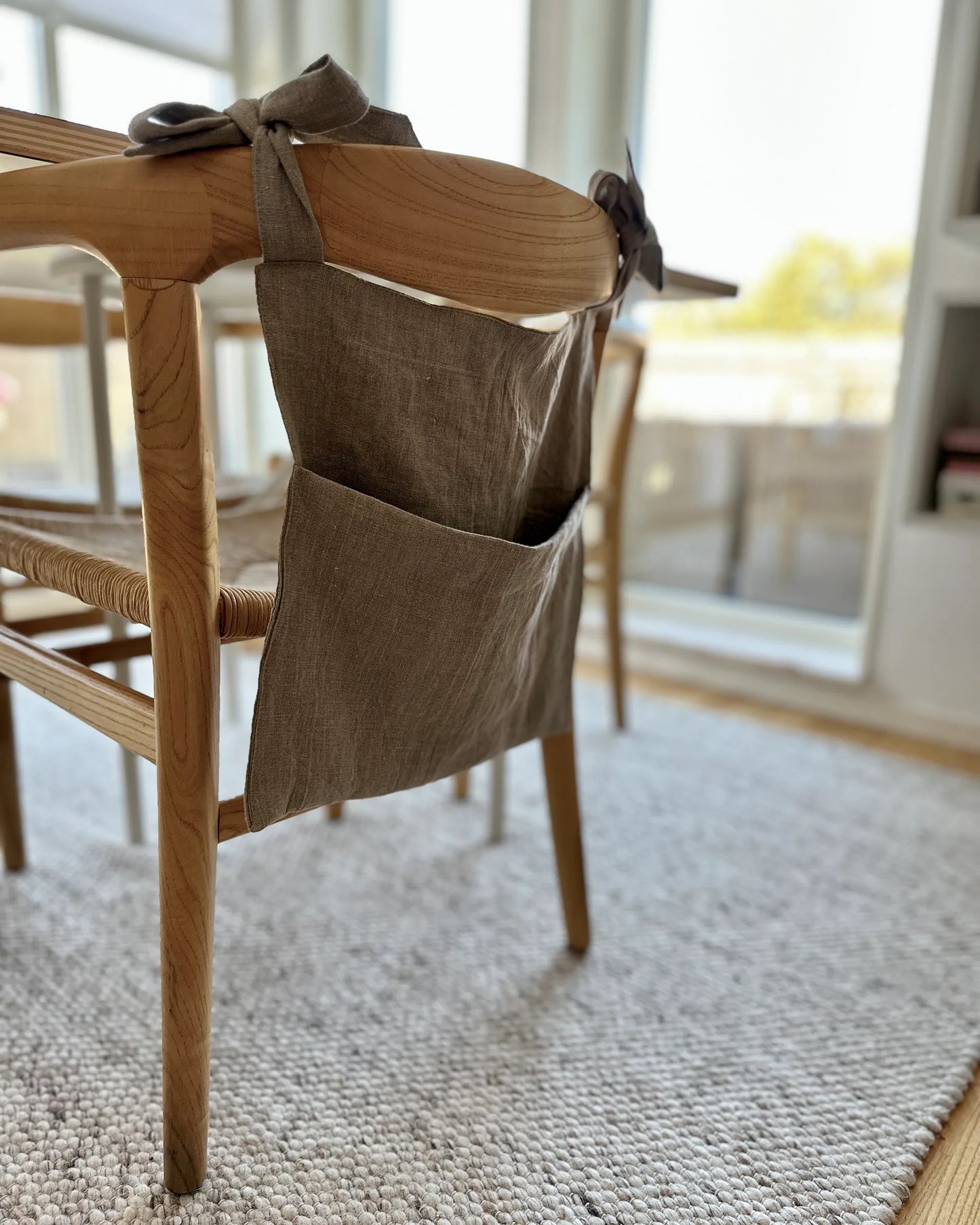 Handsydd stolsficka i beiget linnetyg med långa band för upphängning.