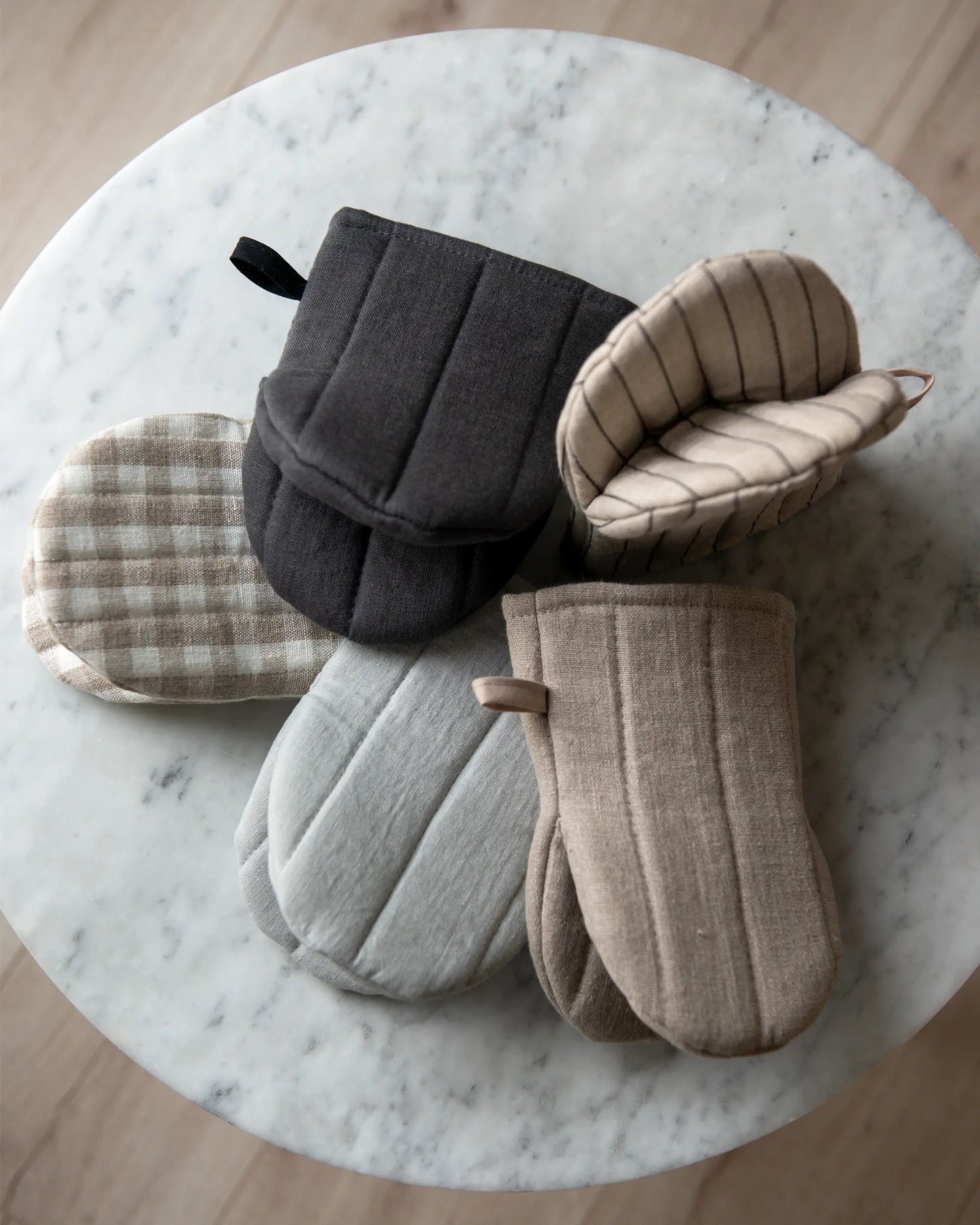 Fem handsydda små grythandskar i linne i olika färger och mönster.