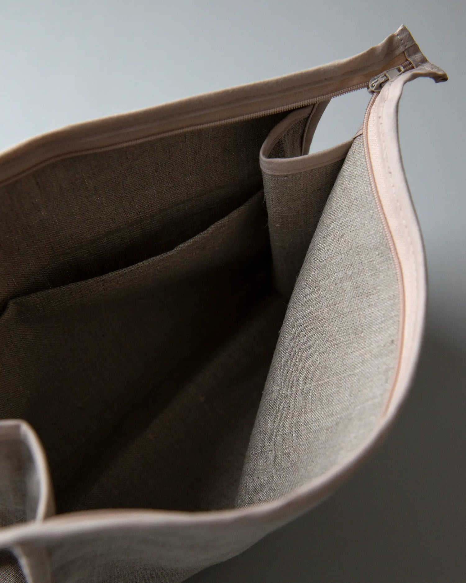 Insidan av en handsydd toalettväska i 100% linne med innerficka. 