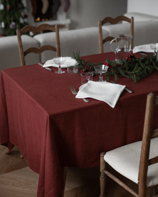 En röd rektangulär linneduk ligger över ett bord. 
