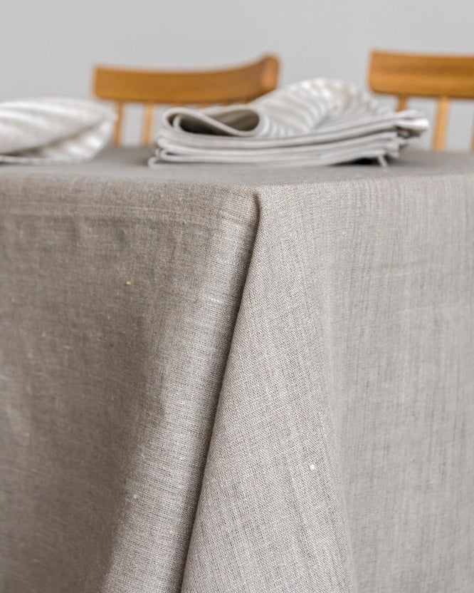 En handsydd linneduk i beige.