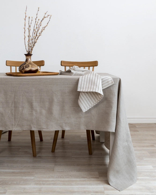 En handsydd duk i 100% naturell linne.