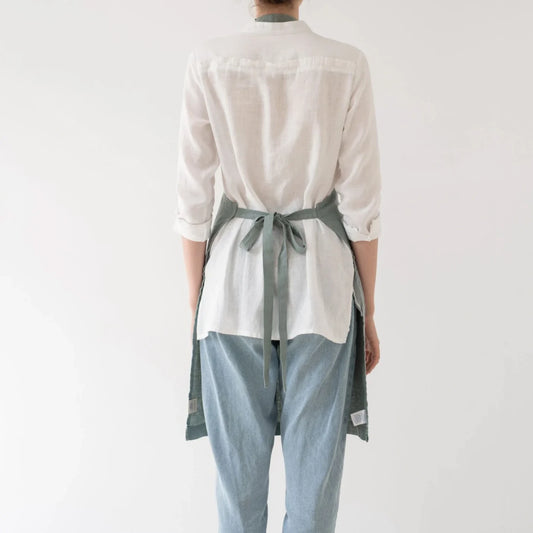 Ett handsytt förkläde i linne.