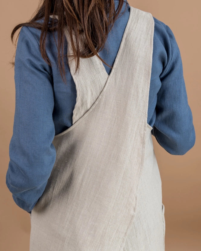 Ett handsytt förkläde med korsad rygg i 100% naturell linne. 