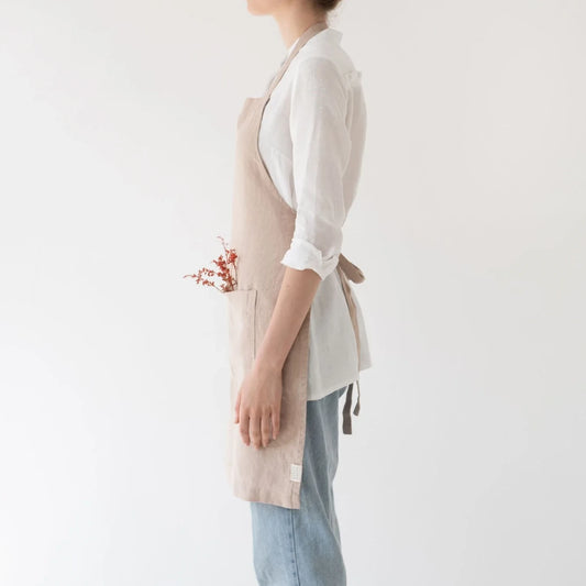 Ett köksförkläde i linne med band.