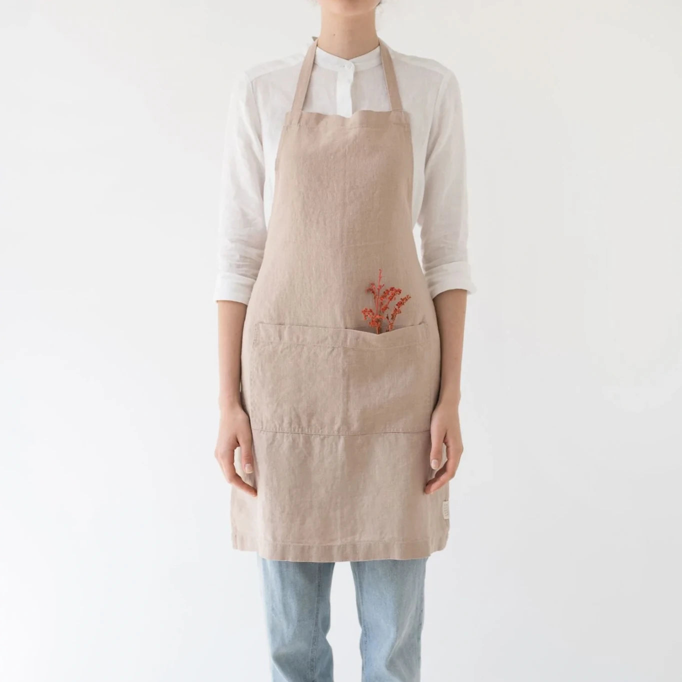 Ett köksförkläde i linne med fickor.