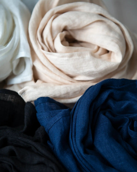 Handsydda linnescarfar i olika färger.