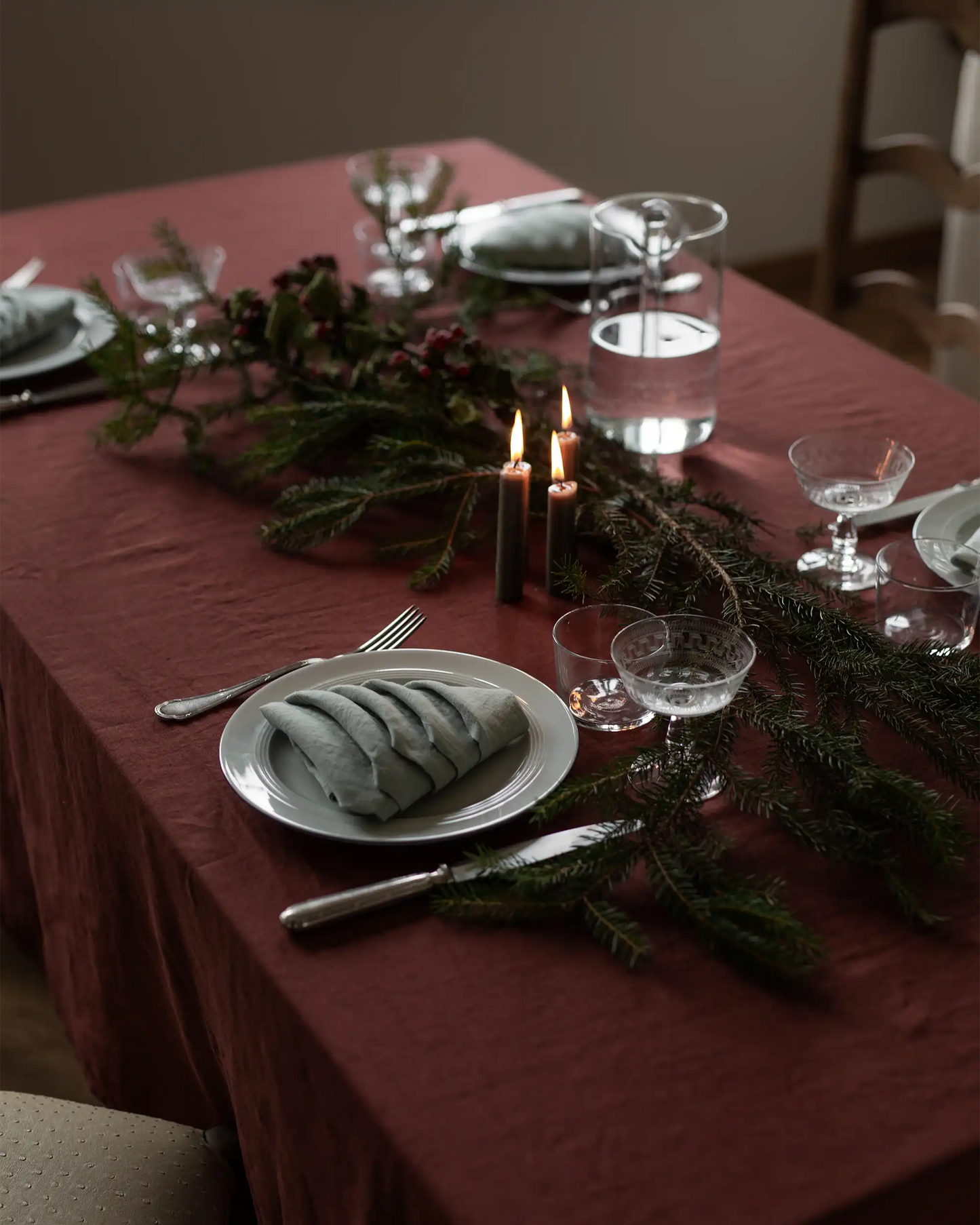 En linneservett i ljusgrön är vikt som en julgran.