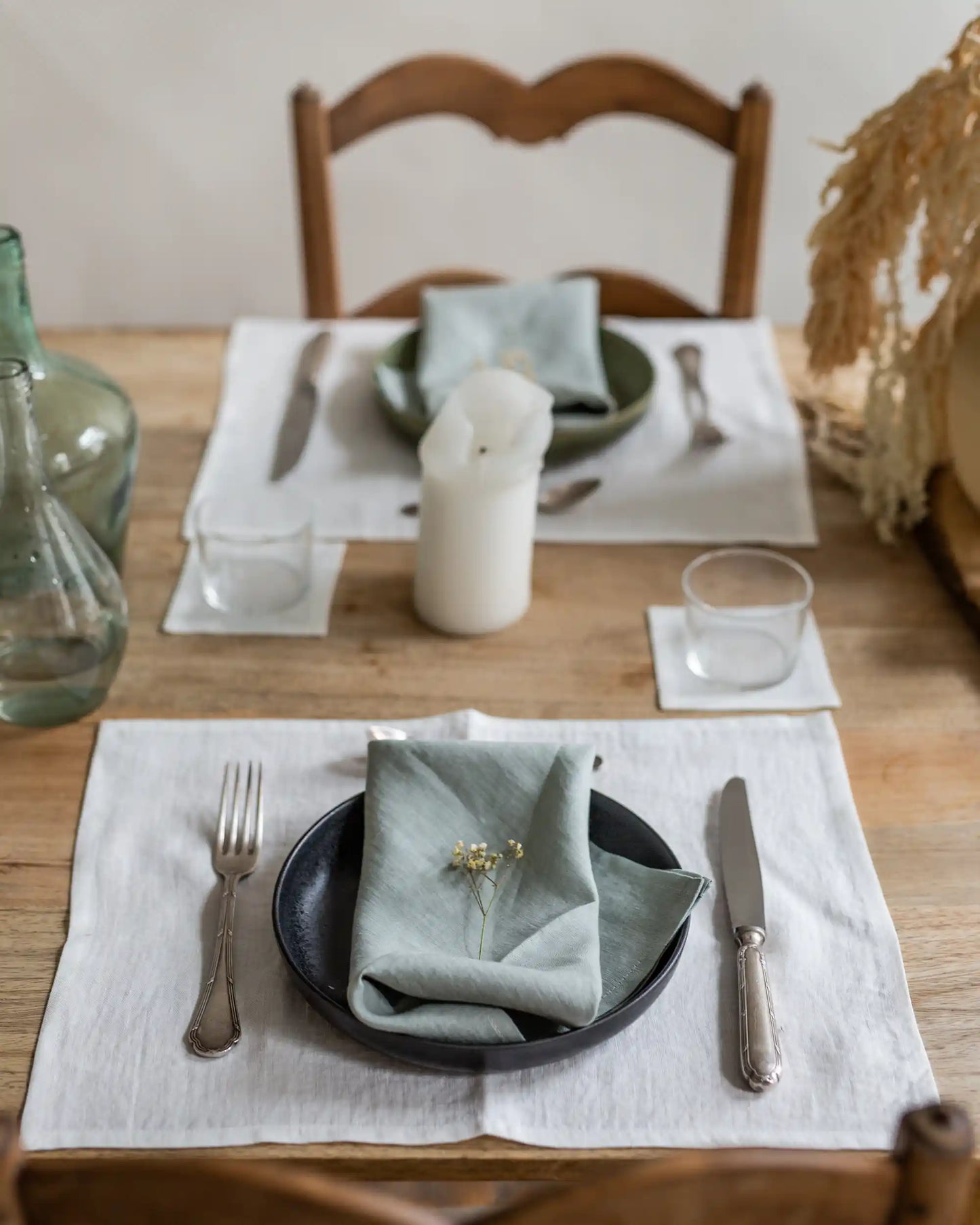 Ett dukat bord med handsydda linnetextilier.