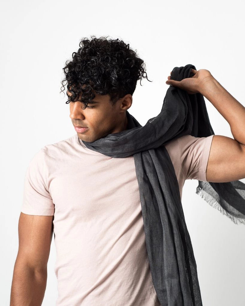 En mörkgrå handvävd linnesjal i unisex modell.