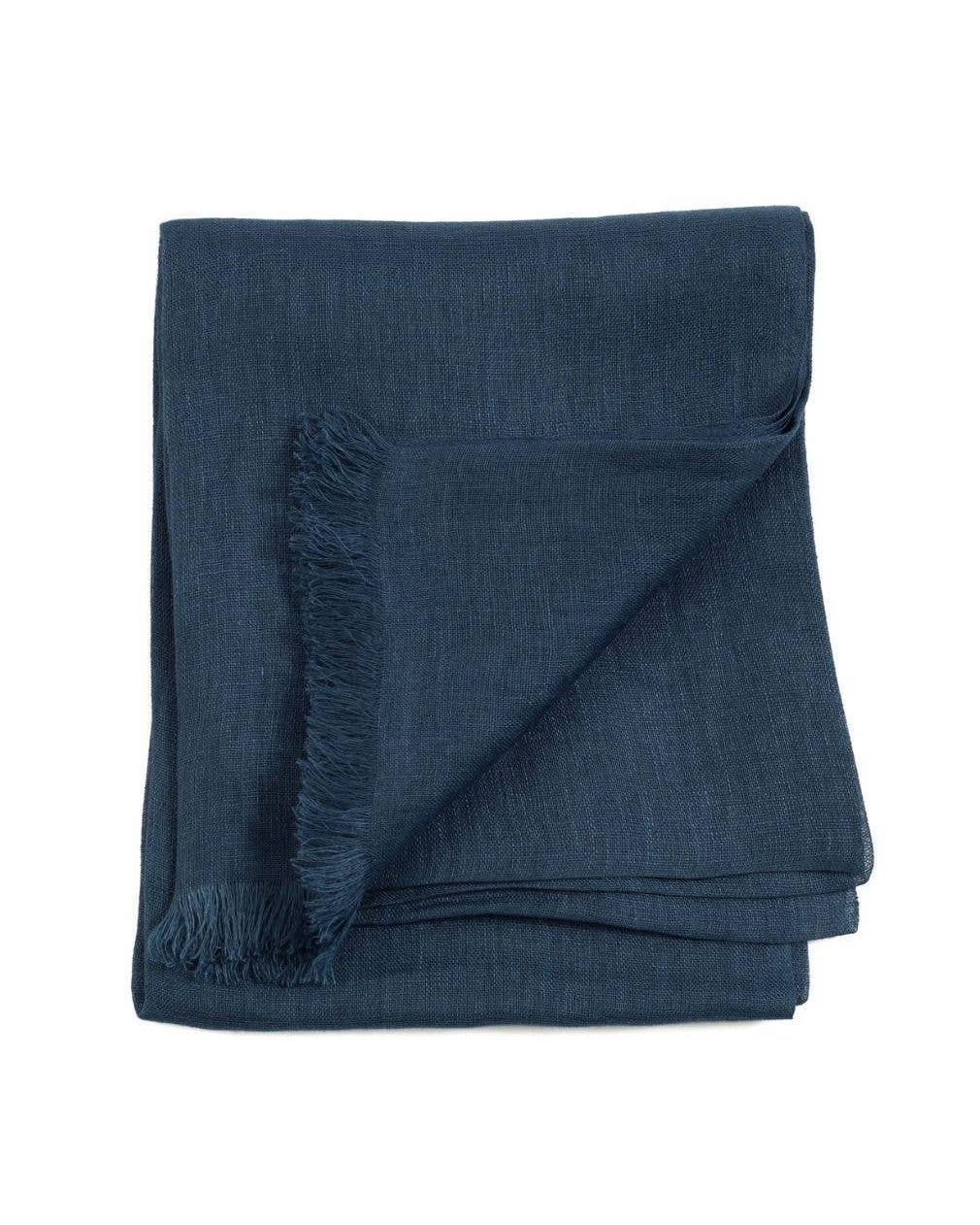 En handvävd linnesjal i mörkblå med fransar. 