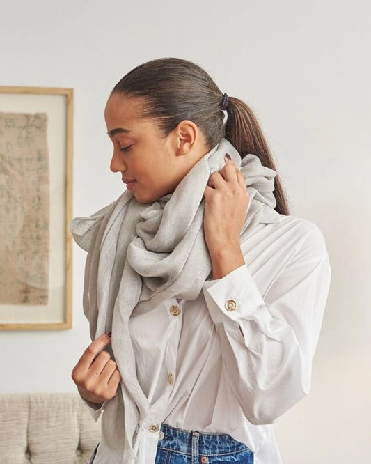 En handvävd sjal i ljusgrå linne.