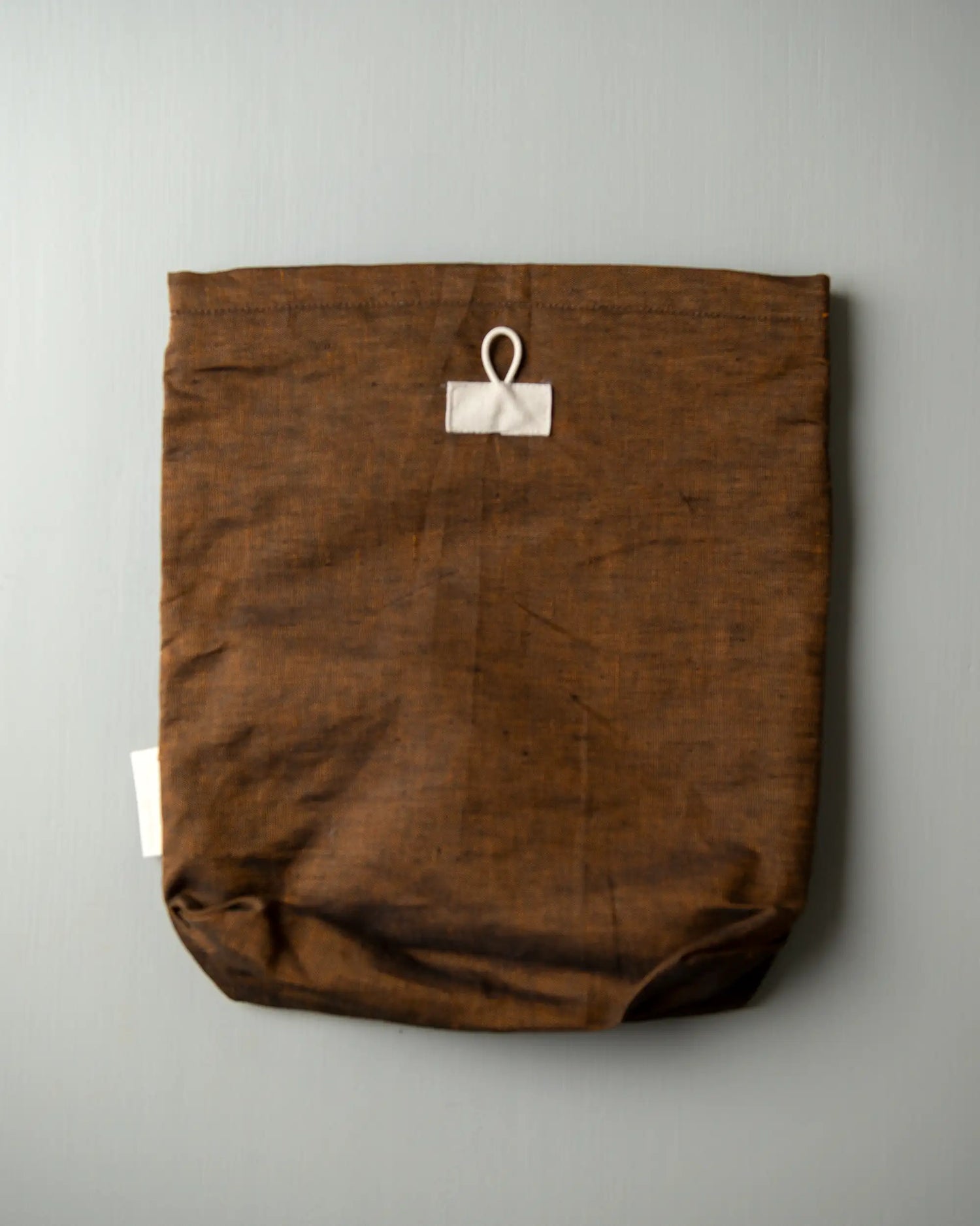 En handsydd brun picknickpåse i linne.