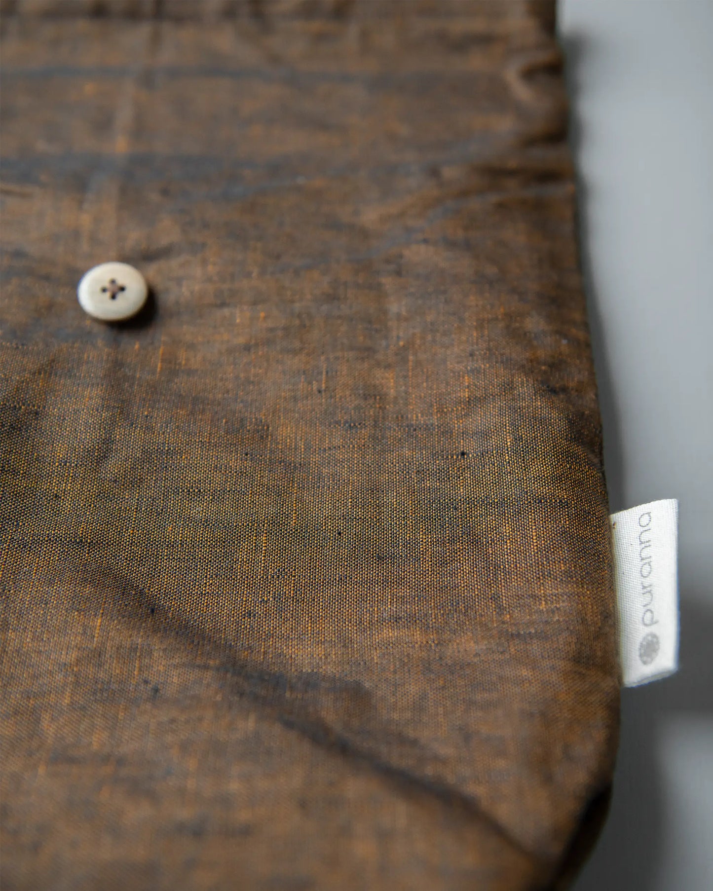 En handsydd brun påsväska i linne.
