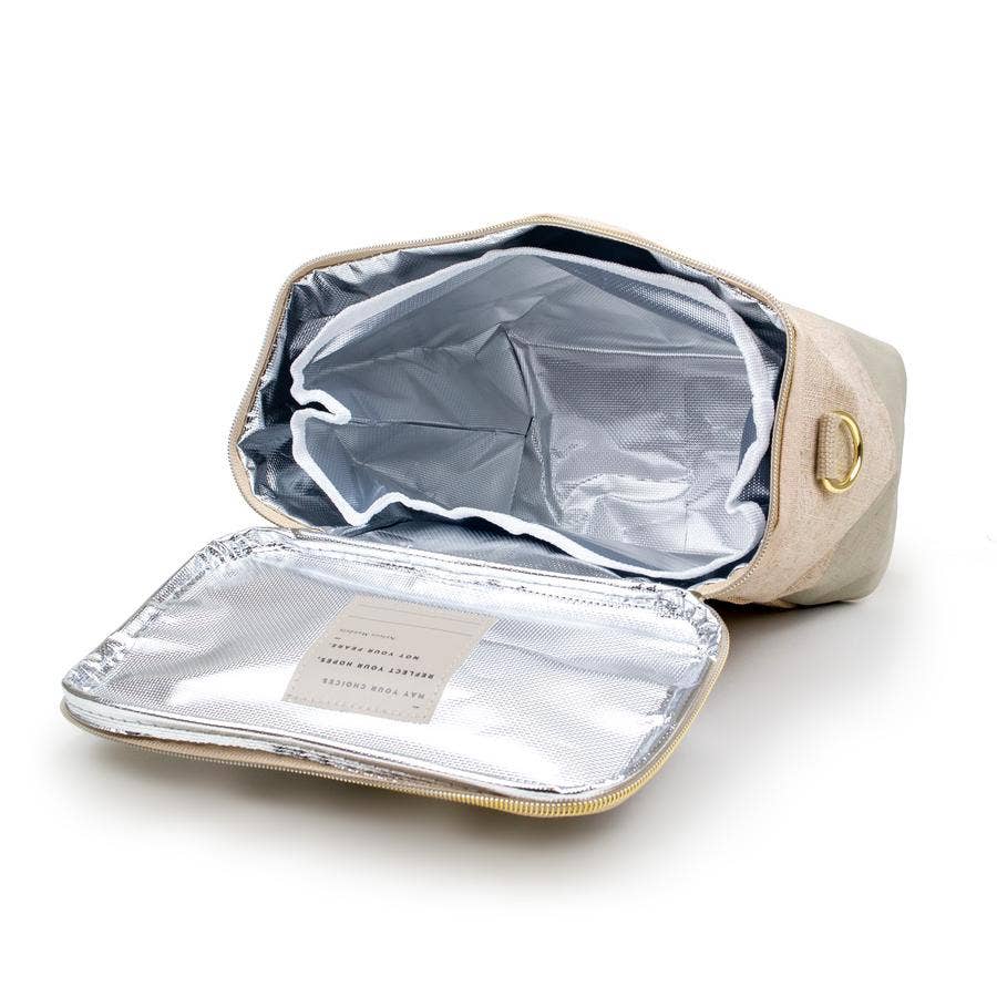 En handsydd lunchbox i linne.
