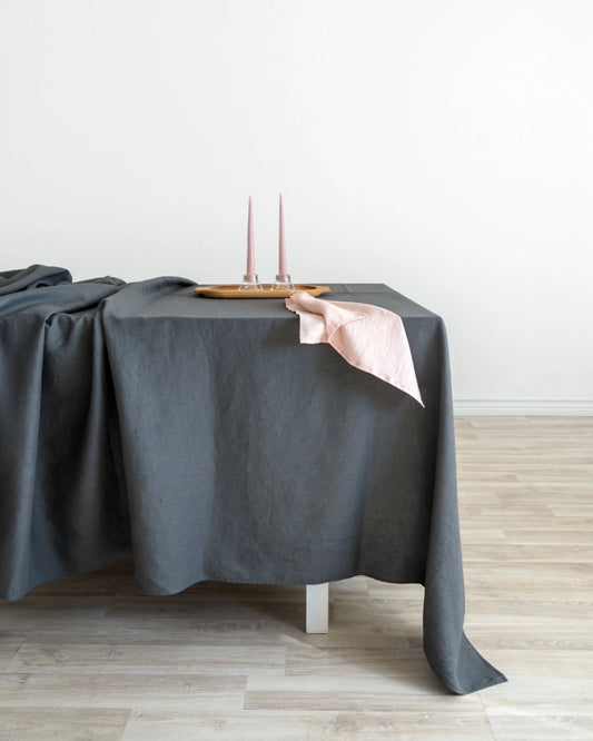 En handsydd rektangulär mörkgrå duk i 100% linne. 