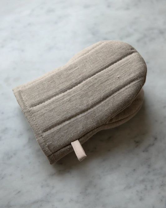 En handsydd grytvante i beige linne med ögla.