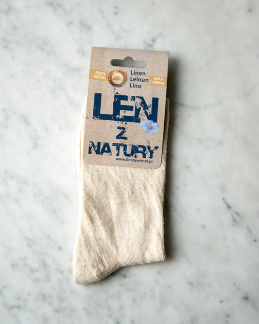 Handsydda linnestrumpor i beige.