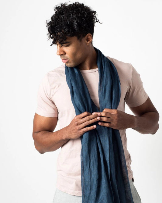 En mörkblå handvävd linnesjal i unisex modell.