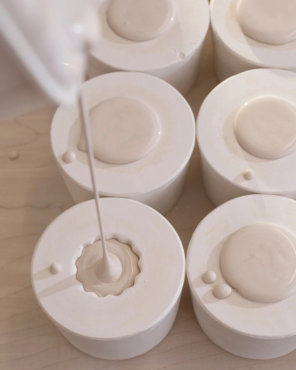 Handgjorda vita keramik ljusstakar i tillverkning.  