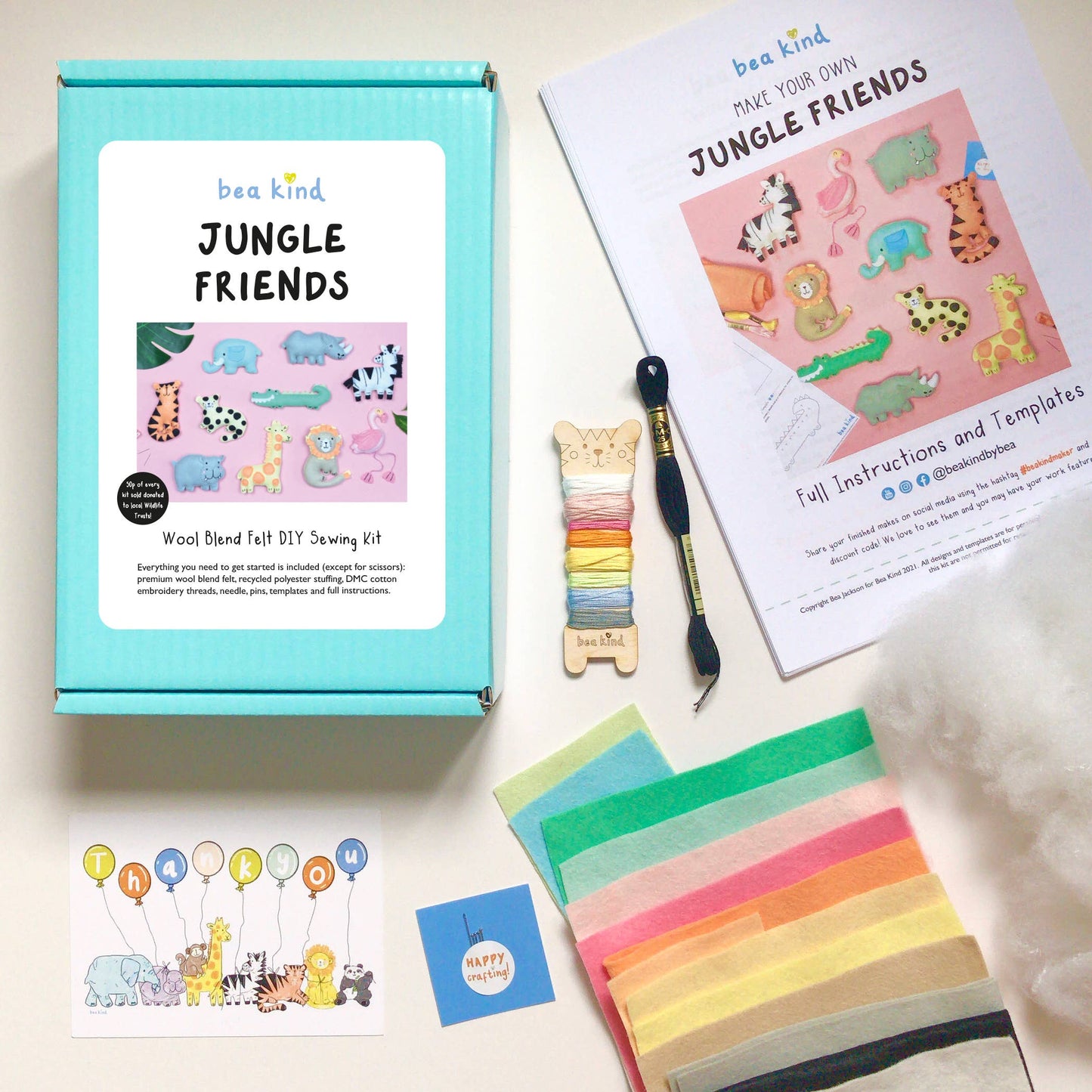 Ett stort sykit med innehåll av instruktioner, tråd och ullfilt ligger på en arbetsyta