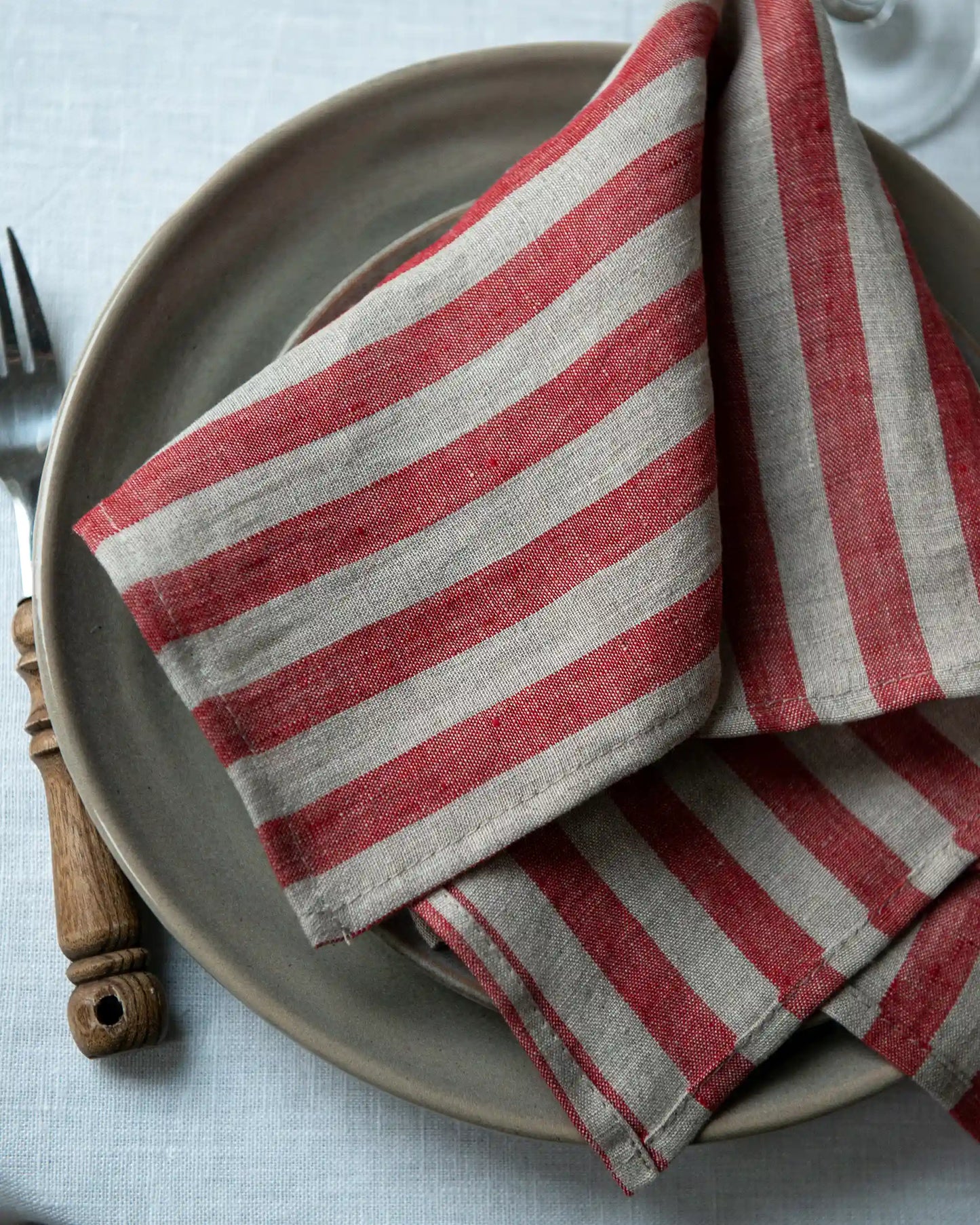 En handgjord servett i linne med ränder. 