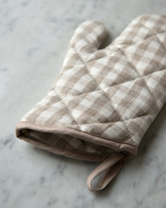 Handsydd grytvante i linne med beiga rutor.