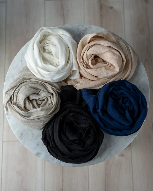 Handsydda sjalar i olika nyanser av 100% linne.